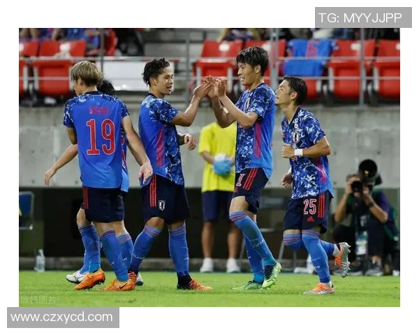 日本足球明星在街头展现技艺与热情引发球迷热烈围观